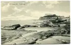 Vykort föreställande Strandparti Varberg, med fästningen i bakgrunden.