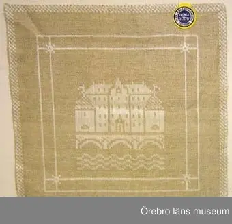 Fyra små dukar i damast, mittenmotiv Örebro slott, bård två smala ränder med slätt parti emellan. Varp i halvblekt lingarn.1: ofållad, inslag i oblekt lingarn. Rätsida med slottet i varpeffekt. Fastnitat runt hemslöjdsmärke, Örebro (trasigt). Mått: längd 270mm, bredd 265mm. Bild A.2: handfållad, inslag i ljusbrunt (beige) lingarn. Rätsida med slottet i inslagseffekt. Fastnitat runt hemslöjdsmärke, Örebro, påskrivet med blyerts "58:-". Mått: längd 256mm, bredd 247mm. Bild B.3: handfållad, inslag i ljusbrunt (beige) lingarn. Rätsida med slottet i varpeffekt. Mått: längd 252mm, bredd 246mm. Bild C.4: handfållad, inslag i brunt lingarn. Rätsida med slottet i inslagseffekt. Fastnitat runt hemslöjdsmärke, Örebro, påskrivet med blyerts "72:-". Mått: längd 254mm, bredd 250mm. Bild D.Nitar har ersatts av sytråd.Jfr ÖLS 121388.Vävmönster (skiss) finns med denna version av slottet. Jfr ÖLS 120299 (foto) och ÖLS 120298 (vävprov till tevagnsduk). Dessa har en annan version av slottet.
