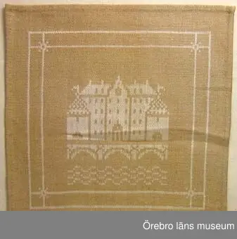 Fyra små dukar i damast, mittenmotiv Örebro slott, bård två smala ränder med slätt parti emellan. Varp i halvblekt lingarn.1: ofållad, inslag i oblekt lingarn. Rätsida med slottet i varpeffekt. Fastnitat runt hemslöjdsmärke, Örebro (trasigt). Mått: längd 270mm, bredd 265mm. Bild A.2: handfållad, inslag i ljusbrunt (beige) lingarn. Rätsida med slottet i inslagseffekt. Fastnitat runt hemslöjdsmärke, Örebro, påskrivet med blyerts "58:-". Mått: längd 256mm, bredd 247mm. Bild B.3: handfållad, inslag i ljusbrunt (beige) lingarn. Rätsida med slottet i varpeffekt. Mått: längd 252mm, bredd 246mm. Bild C.4: handfållad, inslag i brunt lingarn. Rätsida med slottet i inslagseffekt. Fastnitat runt hemslöjdsmärke, Örebro, påskrivet med blyerts "72:-". Mått: längd 254mm, bredd 250mm. Bild D.Nitar har ersatts av sytråd.Jfr ÖLS 121388.Vävmönster (skiss) finns med denna version av slottet. Jfr ÖLS 120299 (foto) och ÖLS 120298 (vävprov till tevagnsduk). Dessa har en annan version av slottet.
