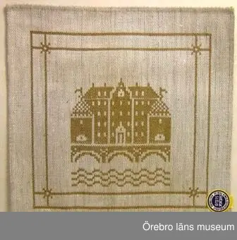 Fyra små dukar i damast, mittenmotiv Örebro slott, bård två smala ränder med slätt parti emellan. Varp i halvblekt lingarn.1: ofållad, inslag i oblekt lingarn. Rätsida med slottet i varpeffekt. Fastnitat runt hemslöjdsmärke, Örebro (trasigt). Mått: längd 270mm, bredd 265mm. Bild A.2: handfållad, inslag i ljusbrunt (beige) lingarn. Rätsida med slottet i inslagseffekt. Fastnitat runt hemslöjdsmärke, Örebro, påskrivet med blyerts "58:-". Mått: längd 256mm, bredd 247mm. Bild B.3: handfållad, inslag i ljusbrunt (beige) lingarn. Rätsida med slottet i varpeffekt. Mått: längd 252mm, bredd 246mm. Bild C.4: handfållad, inslag i brunt lingarn. Rätsida med slottet i inslagseffekt. Fastnitat runt hemslöjdsmärke, Örebro, påskrivet med blyerts "72:-". Mått: längd 254mm, bredd 250mm. Bild D.Nitar har ersatts av sytråd.Jfr ÖLS 121388.Vävmönster (skiss) finns med denna version av slottet. Jfr ÖLS 120299 (foto) och ÖLS 120298 (vävprov till tevagnsduk). Dessa har en annan version av slottet.
