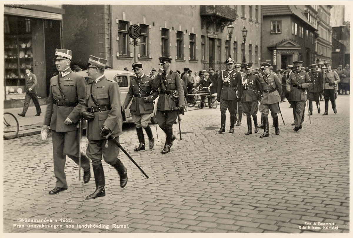 Skånemanövern 1935. 
Från uppvaktningen hos landshövding Ramel. Ett antal höga officerare, däribland flera utländska militärattachéer, på väg
från uppvaktning hos landshövdingen.

'Landshövding Ramel' -  baron Fredrik Ramel (1872-1947), landshövding i Malmöhus län 1925-1938.