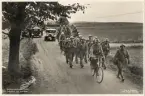 Skånemanövern 1935. 
Infanteri på marsch längs en grusväg i det skånska åkerlandskapet.