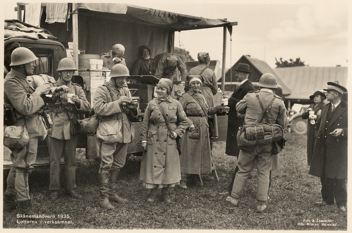 Skånemanövern 1935. 
Lottorna i verksamhet. Man bjuder manskapet och en del inbjudna på kaffe m.m.