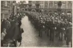 Skånemanövern 1935. 
På väg till manövern. Ett regemente på marsch förbi Clemenstorget i Lund, beskådade av allmänheten.