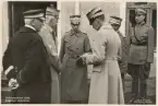 Skånemanövern 1935. 
Kung Gustaf V och några andra militärer diskuterar krigsläget under manövern.