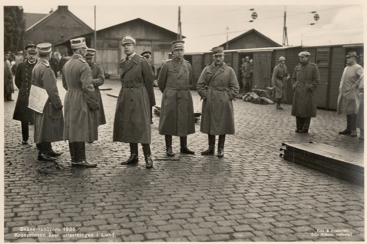 Skånemanövern 1935. 
Kronprins Gustaf (VI) Adolf ser på urlastningen i Lund.