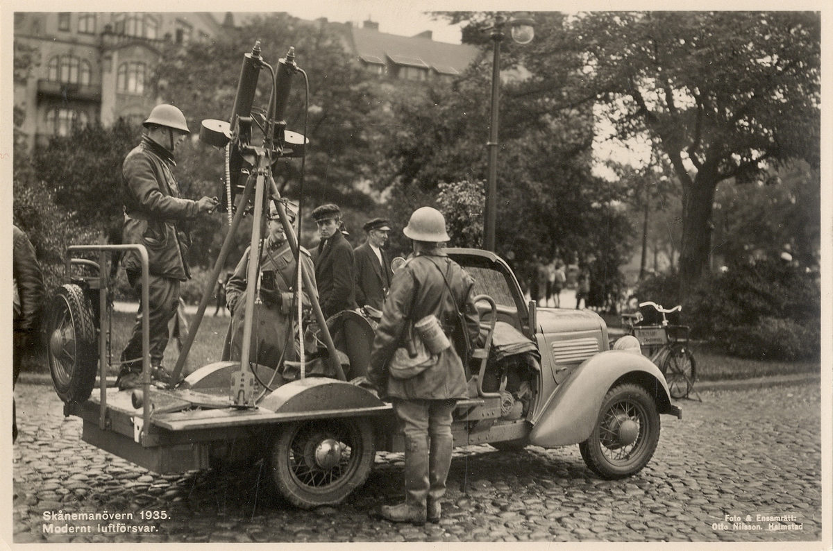 Skånemanövern 1935. 
Modernt luftförsvar. En luftvärnskanon har tillfälligt parkerats vid Clemenstorget i Lund.