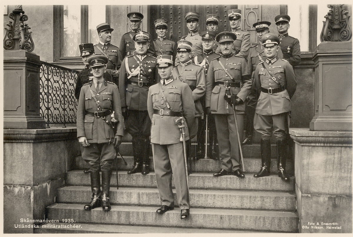 Skånemanövern 1935. 
De utländska militärattachéerna har samlats på trappan till landshövdingeresidenset i Malmö.