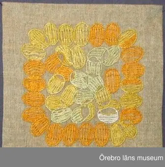 Liten fyrkantig duk, broderad med lingarn på oblekt linneväv. Mönster av påskägg i gult, orange, ljus gulgrön och blekt, sömsätten läggsöm och stjälksöm. Handfållad.Mönster finns.