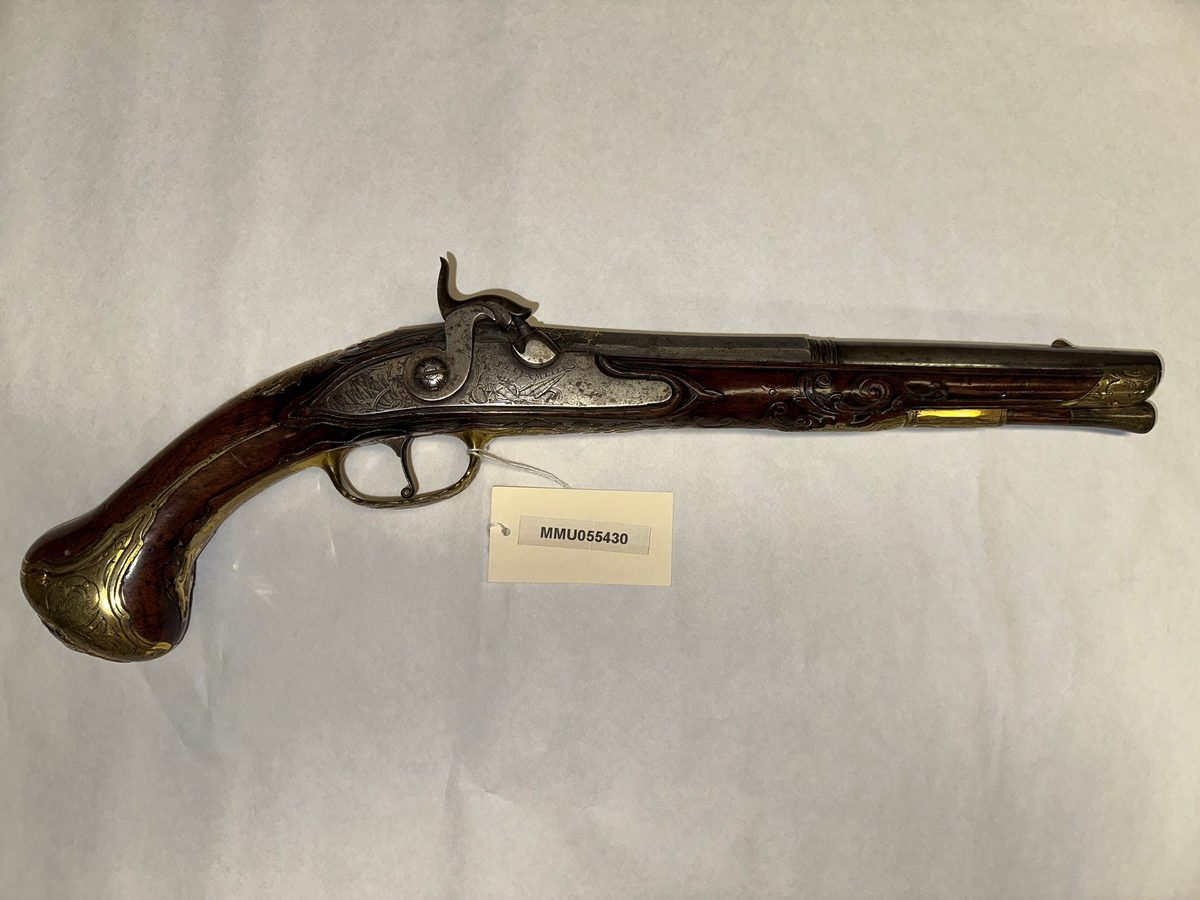 Opprinnelig flintlåspistol laget av Felix Meier, Wien mellom 1702 og 1739. Omdannet til perkusjonspistol en gang i perioden 1830-1850. Merket No 1, sannsynligvis den ene av et  par.