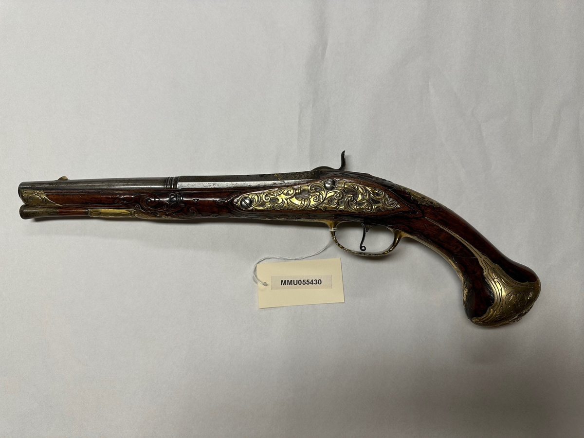 Opprinnelig flintlåspistol laget av Felix Meier, Wien mellom 1702 og 1739. Omdannet til perkusjonspistol en gang i perioden 1830-1850. Merket No 1, sannsynligvis den ene av et  par.