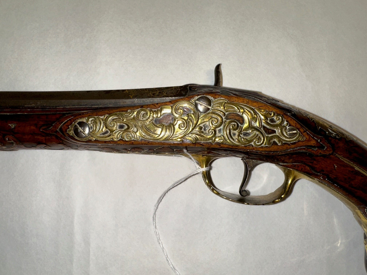 Opprinnelig flintlåspistol laget av Felix Meier, Wien mellom 1702 og 1739. Omdannet til perkusjonspistol en gang i perioden 1830-1850. Merket No 1, sannsynligvis den ene av et  par.