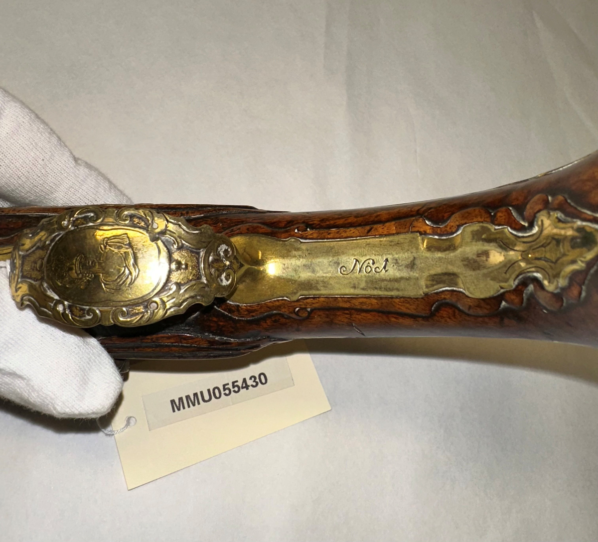 Opprinnelig flintlåspistol laget av Felix Meier, Wien mellom 1702 og 1739. Omdannet til perkusjonspistol en gang i perioden 1830-1850. Merket No 1, sannsynligvis den ene av et  par.