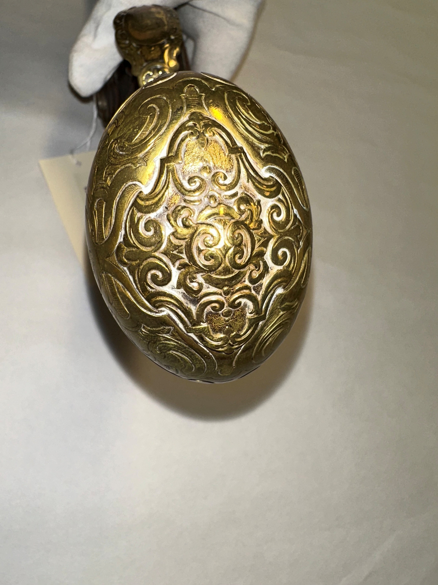 Opprinnelig flintlåspistol laget av Felix Meier, Wien mellom 1702 og 1739. Omdannet til perkusjonspistol en gang i perioden 1830-1850. Merket No 1, sannsynligvis den ene av et  par.