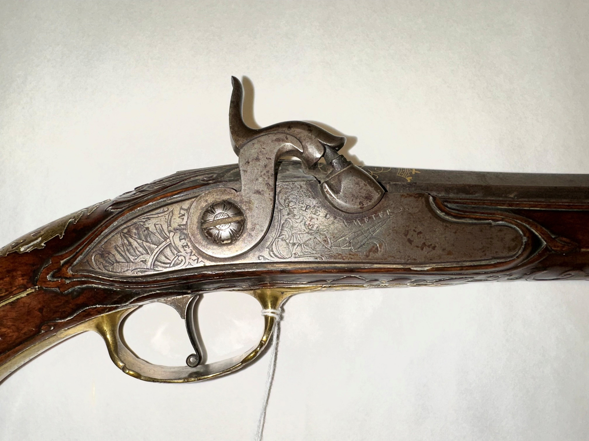 Opprinnelig flintlåspistol laget av Felix Meier, Wien mellom 1702 og 1739. Omdannet til perkusjonspistol en gang i perioden 1830-1850. Merket No 1, sannsynligvis den ene av et  par.
