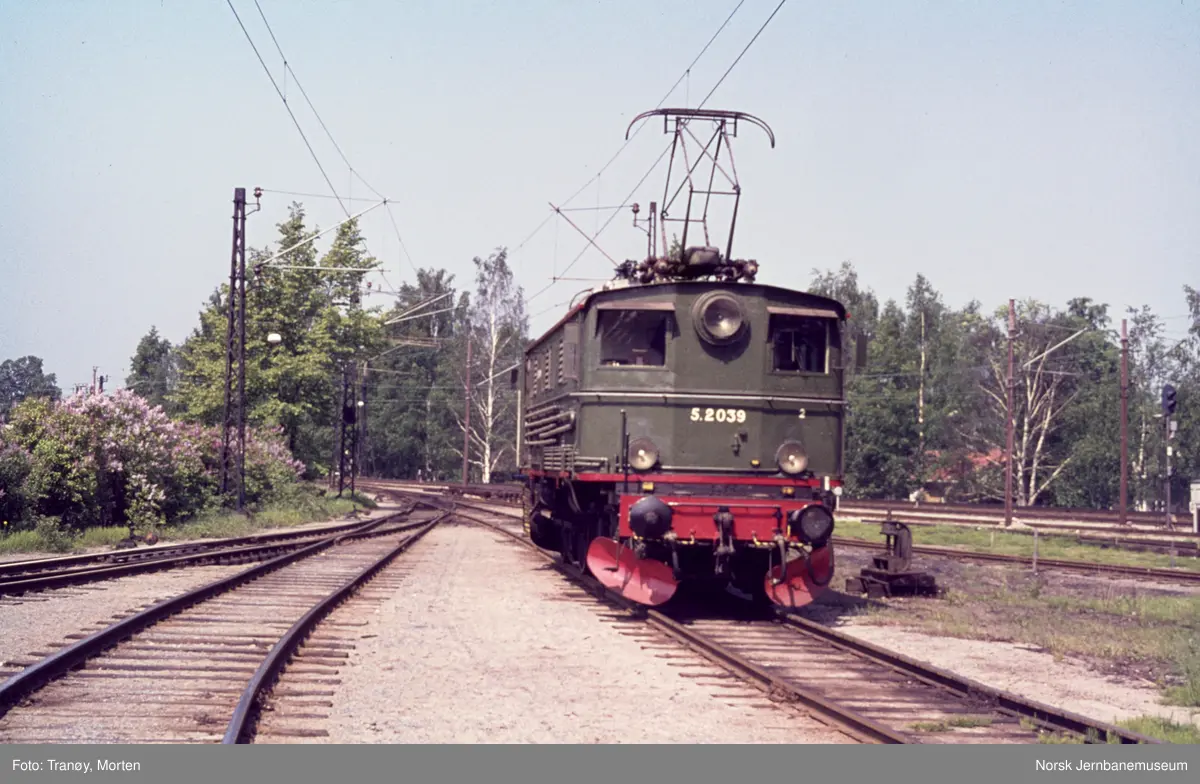 Elektrisk lokomotiv El 5 2039 utenfor lokomotivstallen på Lillestrøm stasjon