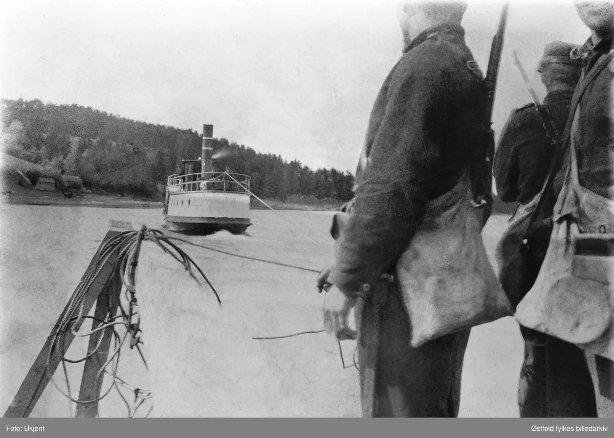 DS Krabben er med i militærmanøver ved  Grønsund, for posisjonsartilleriet.  Skiptvet 13. august 1909.
Dampbåten  DS Krabben gikk i rute langs Glomma fra Glengshølen i Sarpsborg til Lindhol i Eidsberg med mange stoppesteder underveis på begge sider av Glomma i perioden 1869 til 1947.
