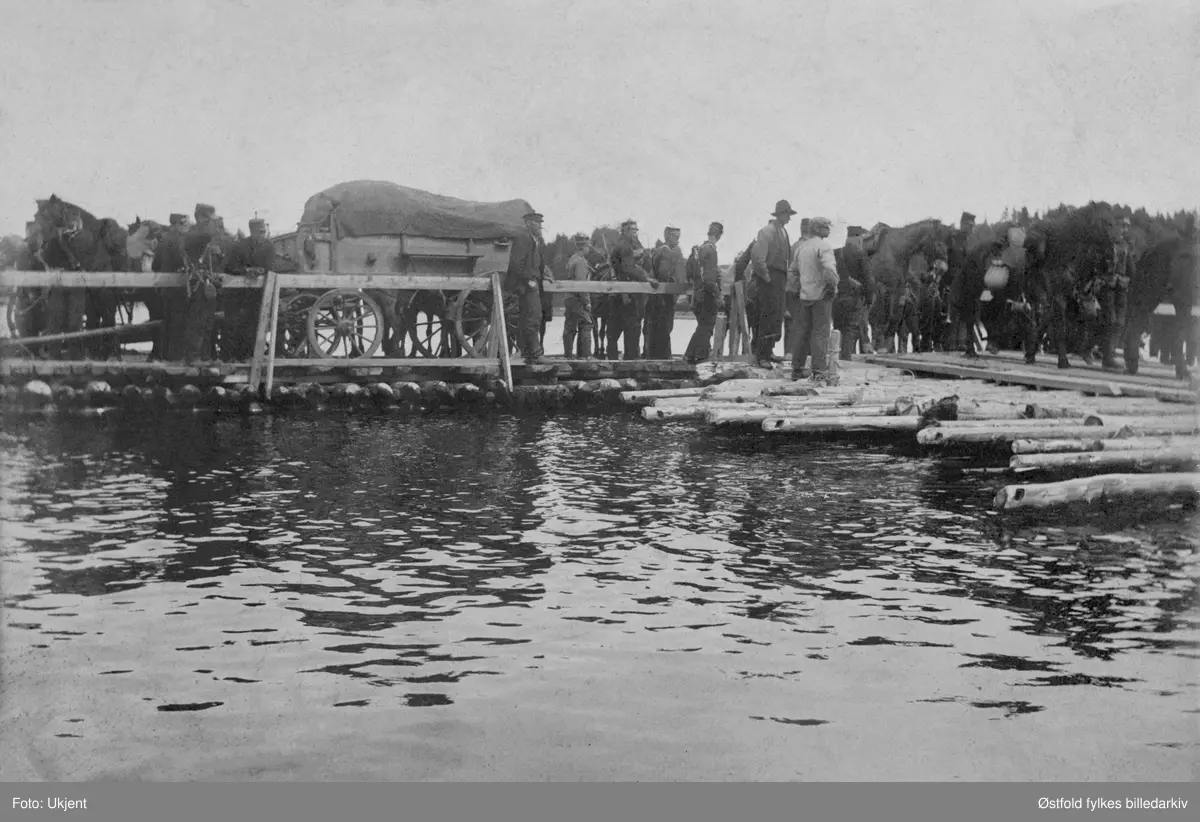 DS Krabben og militærmanøver med posisjonsartilleri ved Grønsund i Skiptvet, 13. august 1909. Soldater og sivile på brygga /klopp.
Dampbåten  DS Krabben gikk i rute langs Glomma fra Glengshølen i Sarpsborg til Lindhol i Eidsberg med mange stoppesteder underveis på begge sider av Glomma i perioden 1869 til 1947.