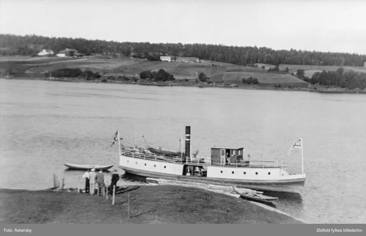 Dampbåten DS Krabben ved Basken brygge i Varteig, august 1941.
Dampbåten  DS Krabben gikk i rute langs Glomma fra Glengshølen i Sarpsborg til Lindhol i Eidsberg med mange stoppesteder underveis på begge sider av Glomma i perioden 1869 til 1947.