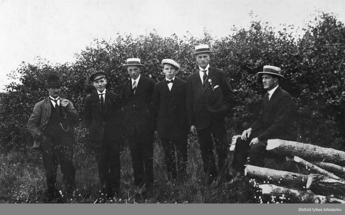 Medlemmer av Vidnes Ungdomslag i Skiptvet venter søndagsgjester fra Sarpsborg med DS Krabben, ca. 1920. Gjestene skulle være med på tilstelning på forsamlingsloklaet Åsheim (bygd 1918-19).
Fra venstre: 
Hilmar Vidnes, Erling Karlsen, Johs. Pedersen, Asmund Jørgensen Simen Suserud, Arnt Berg.
Dampbåten  DS Krabben gikk i rute langs Glomma fra Glengshølen i Sarpsborg til Lindhol i Eidsberg med mange stoppesteder underveis på begge sider av Glomma i perioden 1869 til 1947.