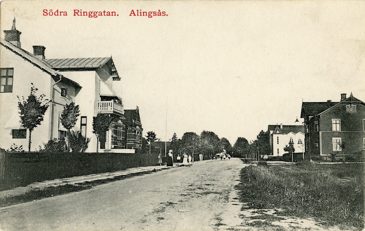 Södra Ringgatan i Alingsås. På vägen promenerar ett antal människor med ryggarna vända mot fotografen. Fotografen Karin Möller lät öven tillverka vykort av motivet.