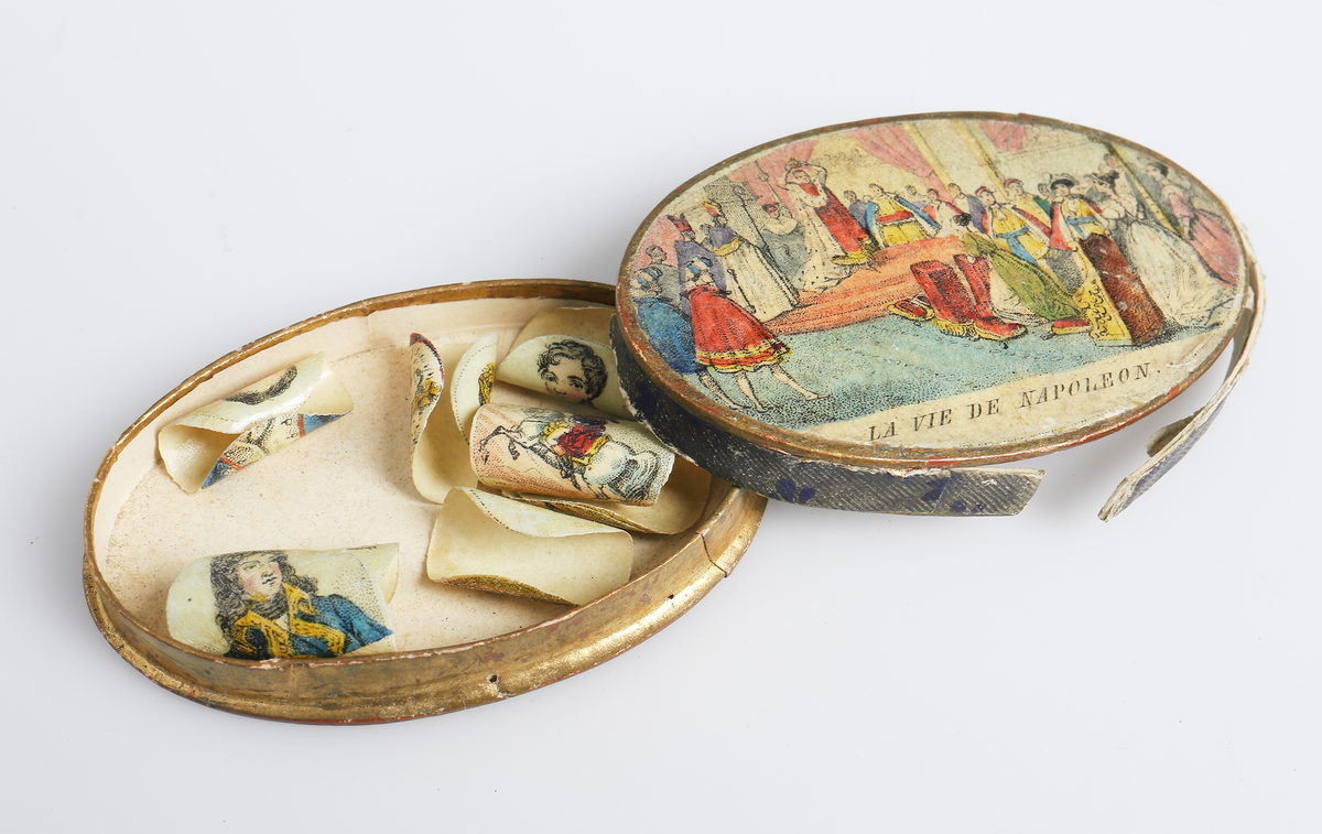 Ask, liten, av papp. Innehållande miniatyrbilder.

Inskrivet i huvudkatalog 1900.