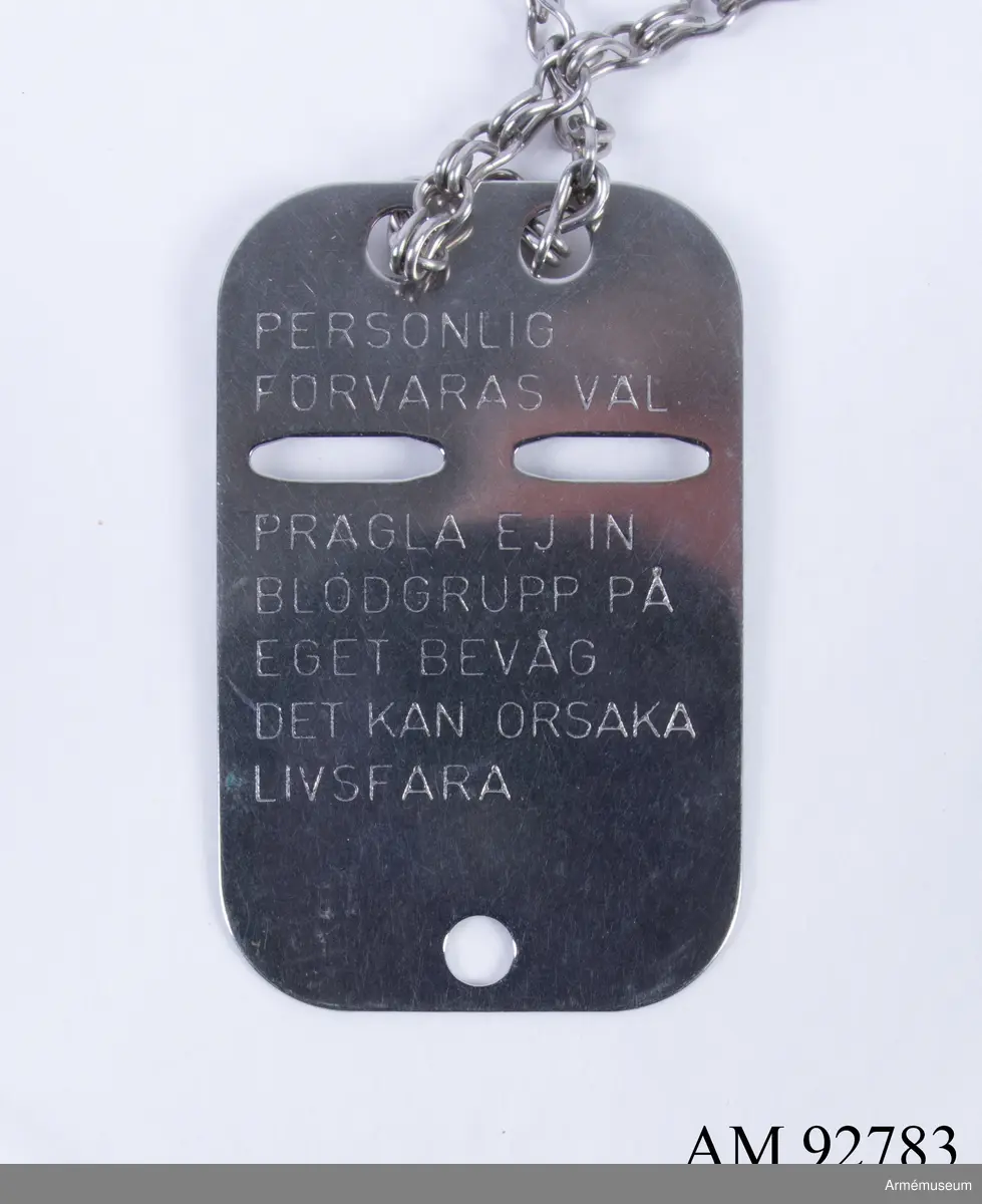 Åtsida: Personnummer samt symbol tre kronor i övre och nedre vänstra hörnen.
Frånsida: PERSONLIG, FÖRVARAS VÄL, PRÄGLA EJ IN BLODGRUPP PÅ EGET BEVÅG, DET KAN ORSAKA LIVSFARA.
