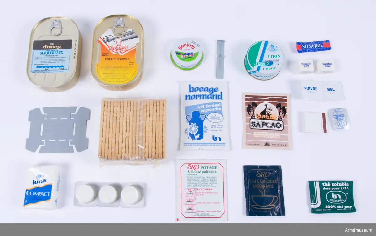 Individuell återvinningsbar stridsportion i kartong märkt "Ration de combat individuelle rechauffable" med utgångsdatum 04-11-1995. På sidan märkt: "Armee Francaise Approuvé OTAN". Förpackningen skulle alltid tas med tillsammans med flaskvatten inom UNIFIL då man åkte i Area of Operation (AO). Den tillhandahölls av franska armén.  

Innehåll:
Förpackning med pulversoppa purjolök: SRD Potage Volouté poireaux
3 st tabletter med fast bränsle i plastkapslar: Chof Ajja, combustible solide
Pulverkaffe: SRD Café soluble instantané
2 st metallverktyg varav en märkt: SRD 78-MAUREPAS FRANCE BREVETE
Mjölkpulver: Bocage normand, lait écrémé en poudre
Pulverchoklad: Safaco, preparation pour boisson chocolatée, 20 g
Te i förpackning: Thé soluble, 1,5 g
Förpackning med 10 st vita näsdukar: Lotus compact
Öppnad plastpåse med 1 st Stimoroltuggummi, 2 st sockerbitar samt 1 tändsticksask samt peppar, salt och vattenreningstabletter (6 st). 
Plastförpackning med 20 st kex
Metallförpackning med tonfisk i olja: Thon a l´huille, oktober 1996
Metallförpackning med bredbar ost: Bonjura nature, 42,5 g
Metallförpackning med kycklinggrönsaker: Poulet legumes, 300 g
Metallförpackning med makrillgryta: Mitonnee de maquereaux (D´aucy), 300 g, utg 9 dec 1995.
