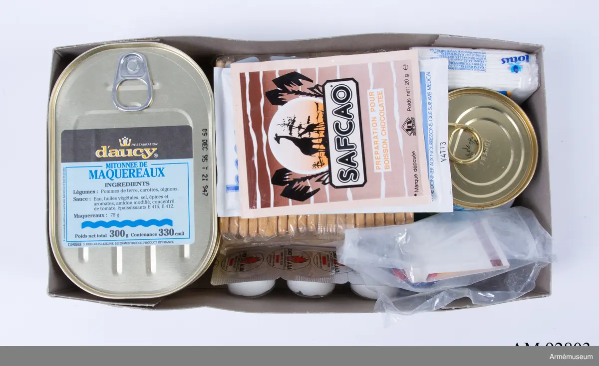 Individuell återvinningsbar stridsportion i kartong märkt "Ration de combat individuelle rechauffable" med utgångsdatum 04-11-1995. På sidan märkt: "Armee Francaise Approuvé OTAN". Förpackningen skulle alltid tas med tillsammans med flaskvatten inom UNIFIL då man åkte i Area of Operation (AO). Den tillhandahölls av franska armén.  

Innehåll:
Förpackning med pulversoppa purjolök: SRD Potage Volouté poireaux
3 st tabletter med fast bränsle i plastkapslar: Chof Ajja, combustible solide
Pulverkaffe: SRD Café soluble instantané
2 st metallverktyg varav en märkt: SRD 78-MAUREPAS FRANCE BREVETE
Mjölkpulver: Bocage normand, lait écrémé en poudre
Pulverchoklad: Safaco, preparation pour boisson chocolatée, 20 g
Te i förpackning: Thé soluble, 1,5 g
Förpackning med 10 st vita näsdukar: Lotus compact
Öppnad plastpåse med 1 st Stimoroltuggummi, 2 st sockerbitar samt 1 tändsticksask samt peppar, salt och vattenreningstabletter (6 st). 
Plastförpackning med 20 st kex
Metallförpackning med tonfisk i olja: Thon a l´huille, oktober 1996
Metallförpackning med bredbar ost: Bonjura nature, 42,5 g
Metallförpackning med kycklinggrönsaker: Poulet legumes, 300 g
Metallförpackning med makrillgryta: Mitonnee de maquereaux (D´aucy), 300 g, utg 9 dec 1995.