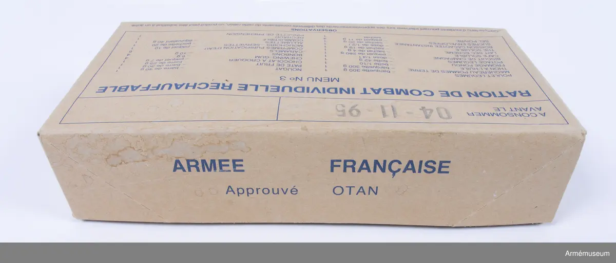 Individuell återvinningsbar stridsportion i kartong märkt "Ration de combat individuelle rechauffable" med utgångsdatum 04-11-1995. På sidan märkt: "Armee Francaise Approuvé OTAN". Förpackningen skulle alltid tas med tillsammans med flaskvatten inom UNIFIL då man åkte i Area of Operation (AO). Den tillhandahölls av franska armén.  

Innehåll:
Förpackning med pulversoppa purjolök: SRD Potage Volouté poireaux
3 st tabletter med fast bränsle i plastkapslar: Chof Ajja, combustible solide
Pulverkaffe: SRD Café soluble instantané
2 st metallverktyg varav en märkt: SRD 78-MAUREPAS FRANCE BREVETE
Mjölkpulver: Bocage normand, lait écrémé en poudre
Pulverchoklad: Safaco, preparation pour boisson chocolatée, 20 g
Te i förpackning: Thé soluble, 1,5 g
Förpackning med 10 st vita näsdukar: Lotus compact
Öppnad plastpåse med 1 st Stimoroltuggummi, 2 st sockerbitar samt 1 tändsticksask samt peppar, salt och vattenreningstabletter (6 st). 
Plastförpackning med 20 st kex
Metallförpackning med tonfisk i olja: Thon a l´huille, oktober 1996
Metallförpackning med bredbar ost: Bonjura nature, 42,5 g
Metallförpackning med kycklinggrönsaker: Poulet legumes, 300 g
Metallförpackning med makrillgryta: Mitonnee de maquereaux (D´aucy), 300 g, utg 9 dec 1995.