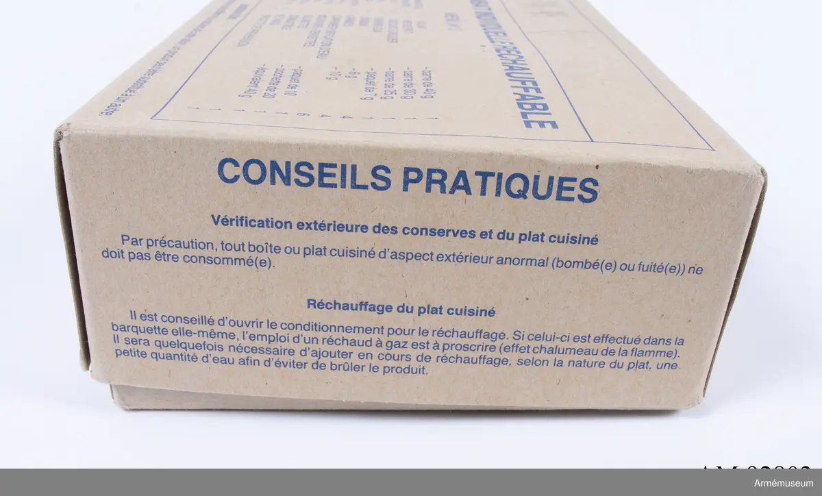 Individuell återvinningsbar stridsportion i kartong märkt "Ration de combat individuelle rechauffable" med utgångsdatum 04-11-1995. På sidan märkt: "Armee Francaise Approuvé OTAN". Förpackningen skulle alltid tas med tillsammans med flaskvatten inom UNIFIL då man åkte i Area of Operation (AO). Den tillhandahölls av franska armén.  

Innehåll:
Förpackning med pulversoppa purjolök: SRD Potage Volouté poireaux
3 st tabletter med fast bränsle i plastkapslar: Chof Ajja, combustible solide
Pulverkaffe: SRD Café soluble instantané
2 st metallverktyg varav en märkt: SRD 78-MAUREPAS FRANCE BREVETE
Mjölkpulver: Bocage normand, lait écrémé en poudre
Pulverchoklad: Safaco, preparation pour boisson chocolatée, 20 g
Te i förpackning: Thé soluble, 1,5 g
Förpackning med 10 st vita näsdukar: Lotus compact
Öppnad plastpåse med 1 st Stimoroltuggummi, 2 st sockerbitar samt 1 tändsticksask samt peppar, salt och vattenreningstabletter (6 st). 
Plastförpackning med 20 st kex
Metallförpackning med tonfisk i olja: Thon a l´huille, oktober 1996
Metallförpackning med bredbar ost: Bonjura nature, 42,5 g
Metallförpackning med kycklinggrönsaker: Poulet legumes, 300 g
Metallförpackning med makrillgryta: Mitonnee de maquereaux (D´aucy), 300 g, utg 9 dec 1995.