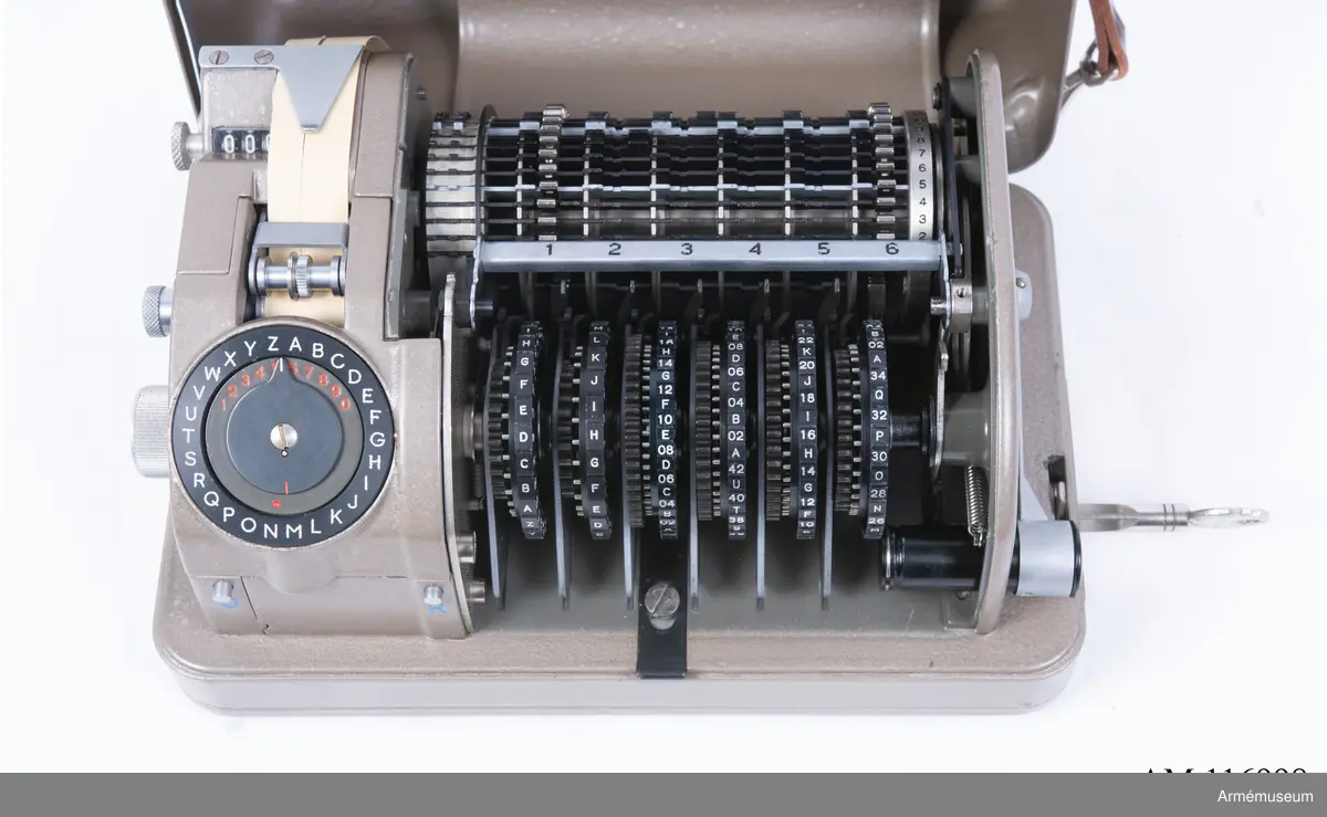 Med nycklar.

Text på liten bricka på högra sidan: "Type CX-52 No 10924, Manufactured for Crypto AG Zug Switzerland by AB Cryptoteknik Stockholm Sweden".

Under krypteringsapparatens lock finns en liten vit lapp märkt "MV Boden Avd 4 Översyn 11 68", dvs troligen Miloverkstaden Boden, november 1968. 

De fysiska nycklarna ger olika access till användarna. Den nyckel med ett hack i ovansidan på nyckeln öppnar endast yttre luckan och dras sedan ut. Därpå förs nyckeln med två hack på nyckelörat in vilket gör att inre luckan går att öppna. Den senare nyckeln ger access till själva innandömet och rotorhjulen går att ta ut efter att sprinten på högra sidan dragits ut.