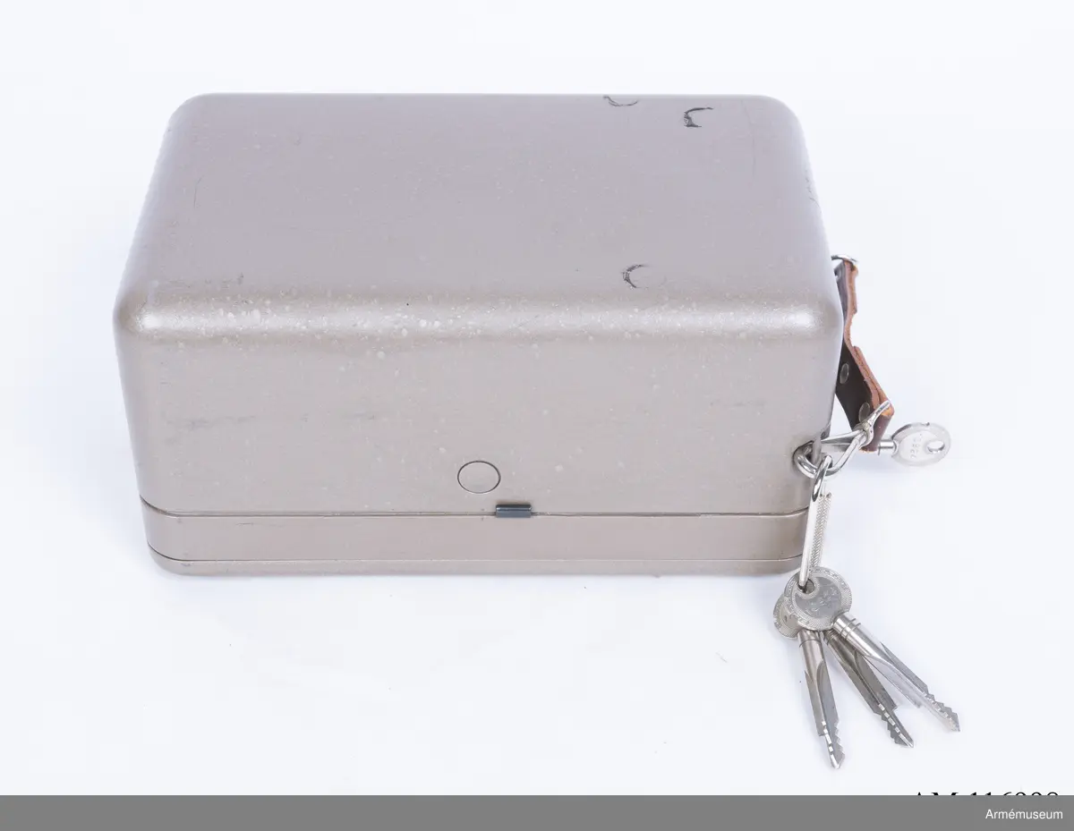 Med nycklar.

Text på liten bricka på högra sidan: "Type CX-52 No 10924, Manufactured for Crypto AG Zug Switzerland by AB Cryptoteknik Stockholm Sweden".

Under krypteringsapparatens lock finns en liten vit lapp märkt "MV Boden Avd 4 Översyn 11 68", dvs troligen Miloverkstaden Boden, november 1968. 

De fysiska nycklarna ger olika access till användarna. Den nyckel med ett hack i ovansidan på nyckeln öppnar endast yttre luckan och dras sedan ut. Därpå förs nyckeln med två hack på nyckelörat in vilket gör att inre luckan går att öppna. Den senare nyckeln ger access till själva innandömet och rotorhjulen går att ta ut efter att sprinten på högra sidan dragits ut.