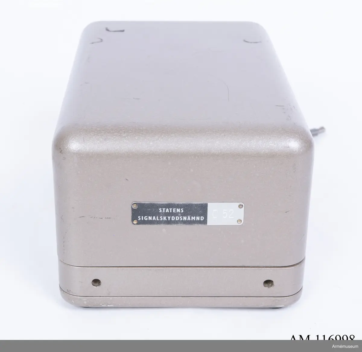 Med nycklar.

Text på liten bricka på högra sidan: "Type CX-52 No 10924, Manufactured for Crypto AG Zug Switzerland by AB Cryptoteknik Stockholm Sweden".

Under krypteringsapparatens lock finns en liten vit lapp märkt "MV Boden Avd 4 Översyn 11 68", dvs troligen Miloverkstaden Boden, november 1968. 

De fysiska nycklarna ger olika access till användarna. Den nyckel med ett hack i ovansidan på nyckeln öppnar endast yttre luckan och dras sedan ut. Därpå förs nyckeln med två hack på nyckelörat in vilket gör att inre luckan går att öppna. Den senare nyckeln ger access till själva innandömet och rotorhjulen går att ta ut efter att sprinten på högra sidan dragits ut.