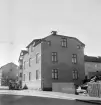 Skolgatan 19 i Linköping med en representativ huskropp för framväxten av stadsdelen Gottfridsberg från det sena 1800-talet. Foto 1950.