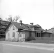 Utmed Hamngatan i höjd med Stångs kvarn låg tills den revs denna påkostade villa. Husets huvudfasad var vänd mot Kungsgatan och fastigheten bar adressen Kungsgatan 4. Fotoåret 1972 anlöpte Kungsgatan ännu mot Hamngatan, men den ordningen kom under decenniet att upphöra. I sammanhanget revs huset för att ge plats för dagens huslänga Kungsgatan 1-4.