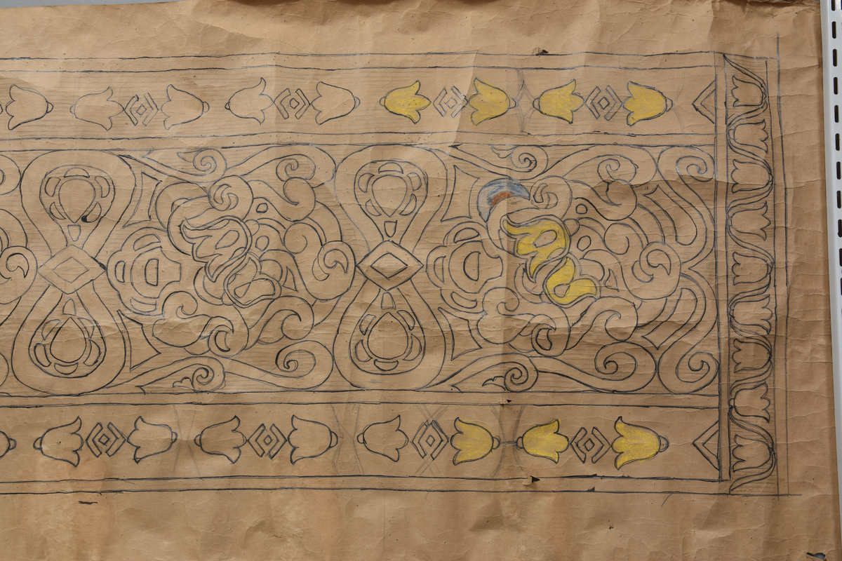 Stilisert motiv, blomar, klokkeforma blomar som bord på langsidane og kortsidane, men to litt ulike utforminger. Blomeornamentikk, diverse geometriske figurer som romber.