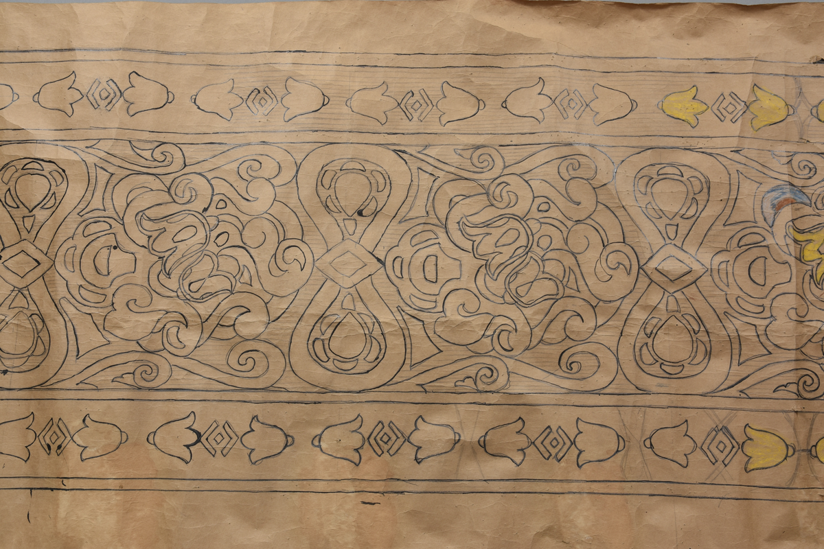 Stilisert motiv, blomar, klokkeforma blomar som bord på langsidane og kortsidane, men to litt ulike utforminger. Blomeornamentikk, diverse geometriske figurer som romber.
