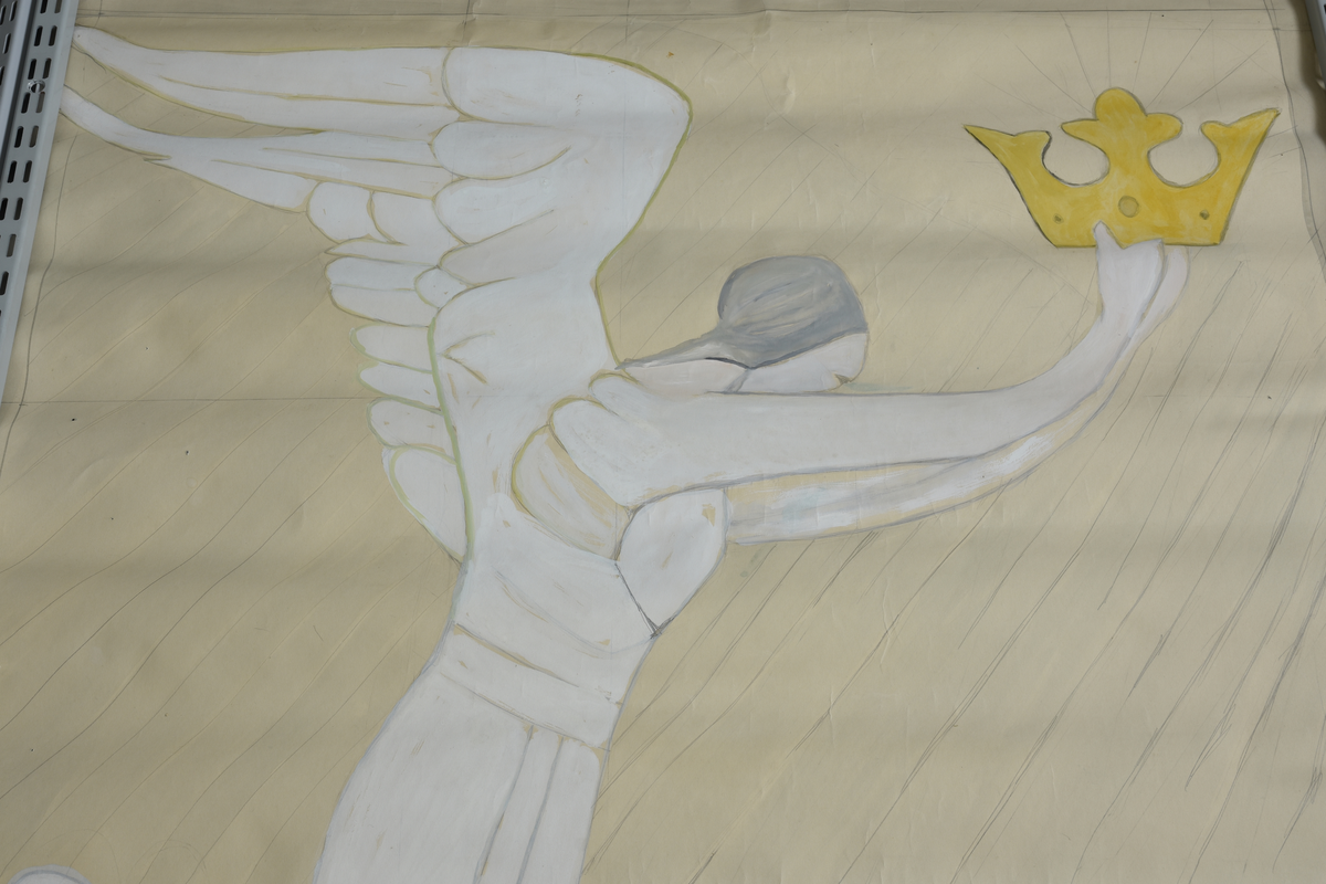 En engel svevar over opprørt hav med ei kruna i hendene, på havet siglar ei seglskute.