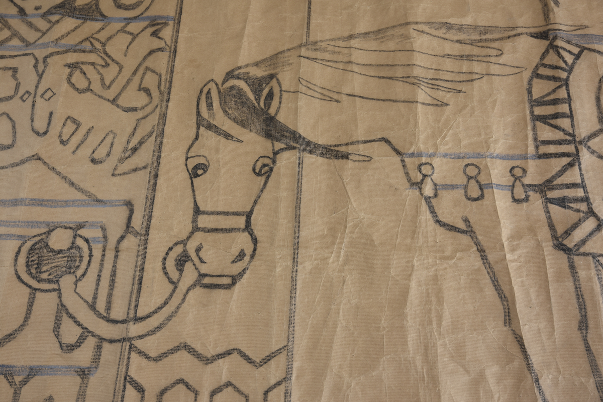 Motiv frå visa om Aasmund Frægdagjeva
Hovudmotiv: Fole med man og hale. Halen står rett ut bak som om folen står i sterk vind. Hestedekken med dekor. Blome og blomeornamentikk er hovudmotiv, dekkenet er kanta med ein bord med geometriske figurer. Bjøller heng frå buk og sele.  I bakgrunnen bak folen er det mur med bua opningar der landskap med nattehimmel kjem til syne i to av dei. Den tredje og siste bua opninga er større og har ei søyle på midten med dekor nedst. Folen er bunden frå grima til ei krok på ei halvvegg/mur. Over muren er det to brune bukkar som står mot kvarandre, katt på ein hylle over. Att med opninga til denne største bua er det ei vegg med dekor.. Golv med svart tekst.

Sidemotiv til venstre, eit felt med skrift øvst og dør under. Dør. Flekk foran døra.

Oppe: ei vannrett bord med edderkoppspinn, så ei bord med ei vevkjerring att med eit dyr/drakelignande skapning.
Nede: vannrett bord med tekst og dekor, så sirkelrunde figurer, skjold?

Kant rundt heile teppet, smalast på kortsidane.