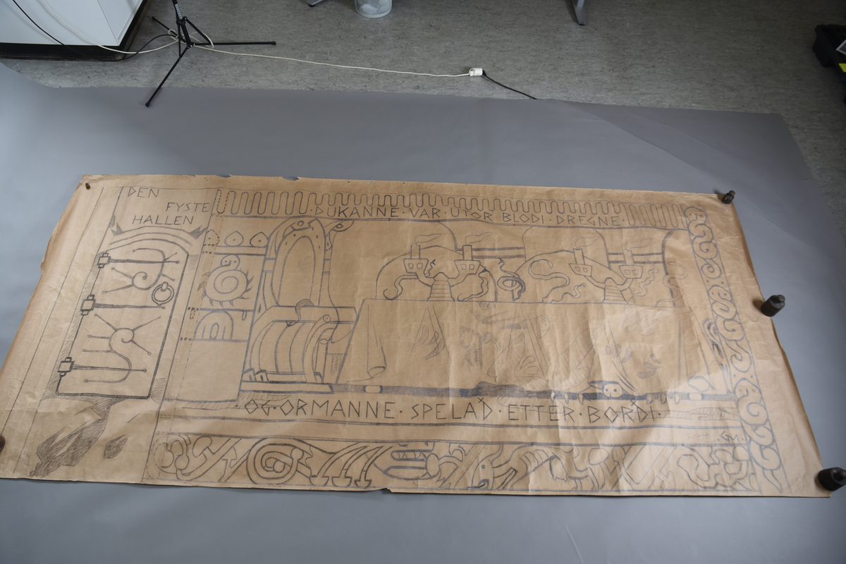 Motiv frå visa om Aasmund Frædegjeva
Hovudmotiv: duk med flekkar. To ljosestakar med detaljar med to kvite ljos i kvar stake med blafrande flamme. Ormar dansar på bordet. To stolryggar mot bakgrunn. Høgrygga stol med flekk ved enden av bordet. Orm henger over setet. Mellom duk og bord kjem det fram eit tryne med tre klør på kvar side. 
Sidemotiv: til høgre, loddrett bord med tre åmefigurer. På motsatt side av hovudmotivet, ein breidare loddrett bord med fleire figurar, mellom anna ein samankrølla åme. Heilt til venstre er det ein loddett bord. Att med den er det ein dør med jarn. Svart tekst over. 
Oppe: bord med slyng, svart tekst. 
Nede: Svart tekst på golv. Smal vannrett bord. Nederst ein vannrett bord med dyr og stenglar på sopp. Kant rundt heile teppet, smalast på kortendane.