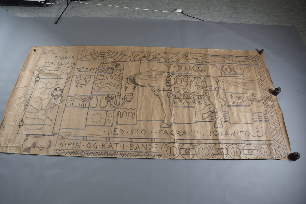 Motiv frå visa om Aasmund Frægdagjeva
Hovudmotiv: Fole med man og hale. Halen står rett ut bak som om folen står i sterk vind. Hestedekken med dekor. Blome og blomeornamentikk er hovudmotiv, dekkenet er kanta med ein bord med geometriske figurer. Bjøller heng frå buk og sele.  I bakgrunnen bak folen er det mur med bua opningar der landskap med nattehimmel kjem til syne i to av dei. Den tredje og siste bua opninga er større og har ei søyle på midten med dekor nedst. Folen er bunden frå grima til ei krok på ei halvvegg/mur. Over muren er det to brune bukkar som står mot kvarandre, katt på ein hylle over. Att med opninga til denne største bua er det ei vegg med dekor.. Golv med svart tekst.

Sidemotiv til venstre, eit felt med skrift øvst og dør under. Dør. Flekk foran døra.

Oppe: ei vannrett bord med edderkoppspinn, så ei bord med ei vevkjerring att med eit dyr/drakelignande skapning.
Nede: vannrett bord med tekst og dekor, så sirkelrunde figurer, skjold?

Kant rundt heile teppet, smalast på kortsidane.