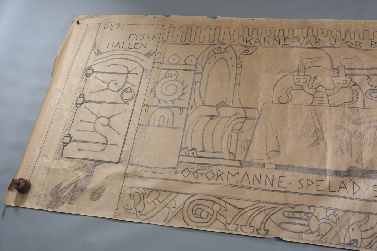 Motiv frå visa om Aasmund Frædegjeva
Hovudmotiv: duk med flekkar. To ljosestakar med detaljar med to kvite ljos i kvar stake med blafrande flamme. Ormar dansar på bordet. To stolryggar mot bakgrunn. Høgrygga stol med flekk ved enden av bordet. Orm henger over setet. Mellom duk og bord kjem det fram eit tryne med tre klør på kvar side. 
Sidemotiv: til høgre, loddrett bord med tre åmefigurer. På motsatt side av hovudmotivet, ein breidare loddrett bord med fleire figurar, mellom anna ein samankrølla åme. Heilt til venstre er det ein loddett bord. Att med den er det ein dør med jarn. Svart tekst over. 
Oppe: bord med slyng, svart tekst. 
Nede: Svart tekst på golv. Smal vannrett bord. Nederst ein vannrett bord med dyr og stenglar på sopp. Kant rundt heile teppet, smalast på kortendane.