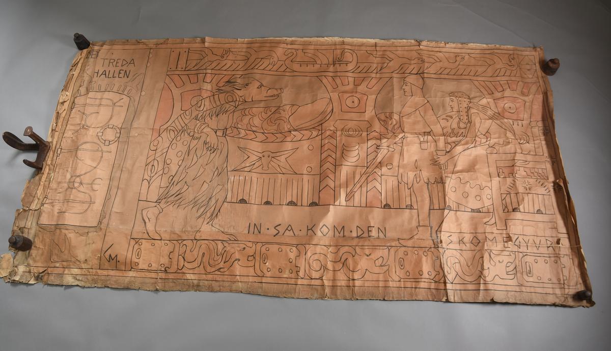 Motiv frå visa om Aasmund Frægdagjeva
Hovudmotiv: Trollskapning, kvinneskikkelse (Gygre) sterkt nuppete kropp. Nuppete grå kjole, mønster i skjørtekant. Grått hår. Cape med mønster fell nedetter ryggjen. To armringar. Klør og tryne som villgris. Mann med klede, høge sko, hjelm og sverd med flekkar i handa. Kvinne sit i ein stol/gøymer seg bak mannen, hun har kjole med dekorelement. Langt ljost hår og hjelm. Stolen har krosslignande dekor. Setet har detaljar. Bak dei er det to plassbygde senger som er oppreidd med dyne og pute. Dyna er kvit med detaljar, puten er berre kvit. Sengane er dekorerte med dekorelementer.
Sidemotiv: til venstre eit loddrett felt med svart tekst øvst. Ei dør med svart jarn midt i sidefeltet. 
Oppe:  vannrett bord med  5 dragar og eit vikingskip. 
Nede: vannrett bord - kan også tolkast som gulv i motivet med skrift. Sokkel under stolen med svart skrift på sida, kvit oppå. 
Heilt nedst på teppet er det ein vannrett bord med dekor av ormar og noko som kan tolkast som beslag/låser.