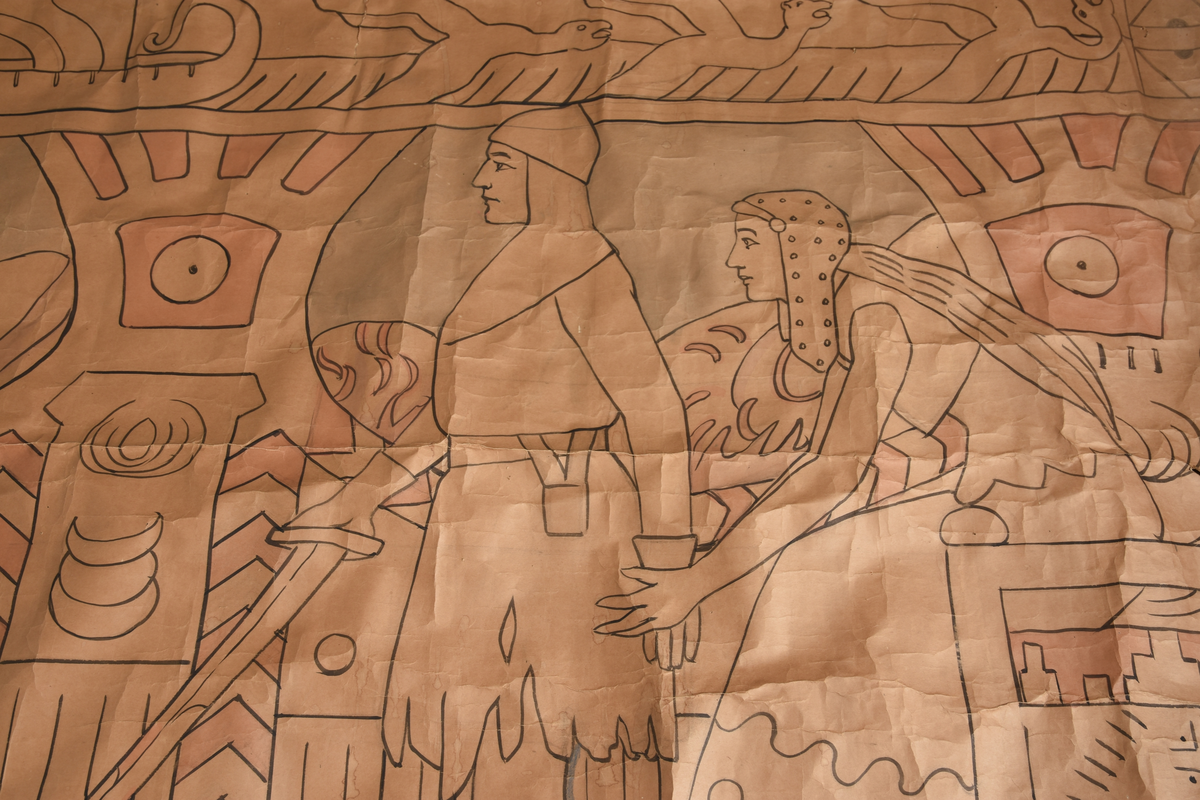 Motiv frå visa om Aasmund Frægdagjeva
Hovudmotiv: Trollskapning, kvinneskikkelse (Gygre) sterkt nuppete kropp. Nuppete grå kjole, mønster i skjørtekant. Grått hår. Cape med mønster fell nedetter ryggjen. To armringar. Klør og tryne som villgris. Mann med klede, høge sko, hjelm og sverd med flekkar i handa. Kvinne sit i ein stol/gøymer seg bak mannen, hun har kjole med dekorelement. Langt ljost hår og hjelm. Stolen har krosslignande dekor. Setet har detaljar. Bak dei er det to plassbygde senger som er oppreidd med dyne og pute. Dyna er kvit med detaljar, puten er berre kvit. Sengane er dekorerte med dekorelementer.
Sidemotiv: til venstre eit loddrett felt med svart tekst øvst. Ei dør med svart jarn midt i sidefeltet. 
Oppe:  vannrett bord med  5 dragar og eit vikingskip. 
Nede: vannrett bord - kan også tolkast som gulv i motivet med skrift. Sokkel under stolen med svart skrift på sida, kvit oppå. 
Heilt nedst på teppet er det ein vannrett bord med dekor av ormar og noko som kan tolkast som beslag/låser.