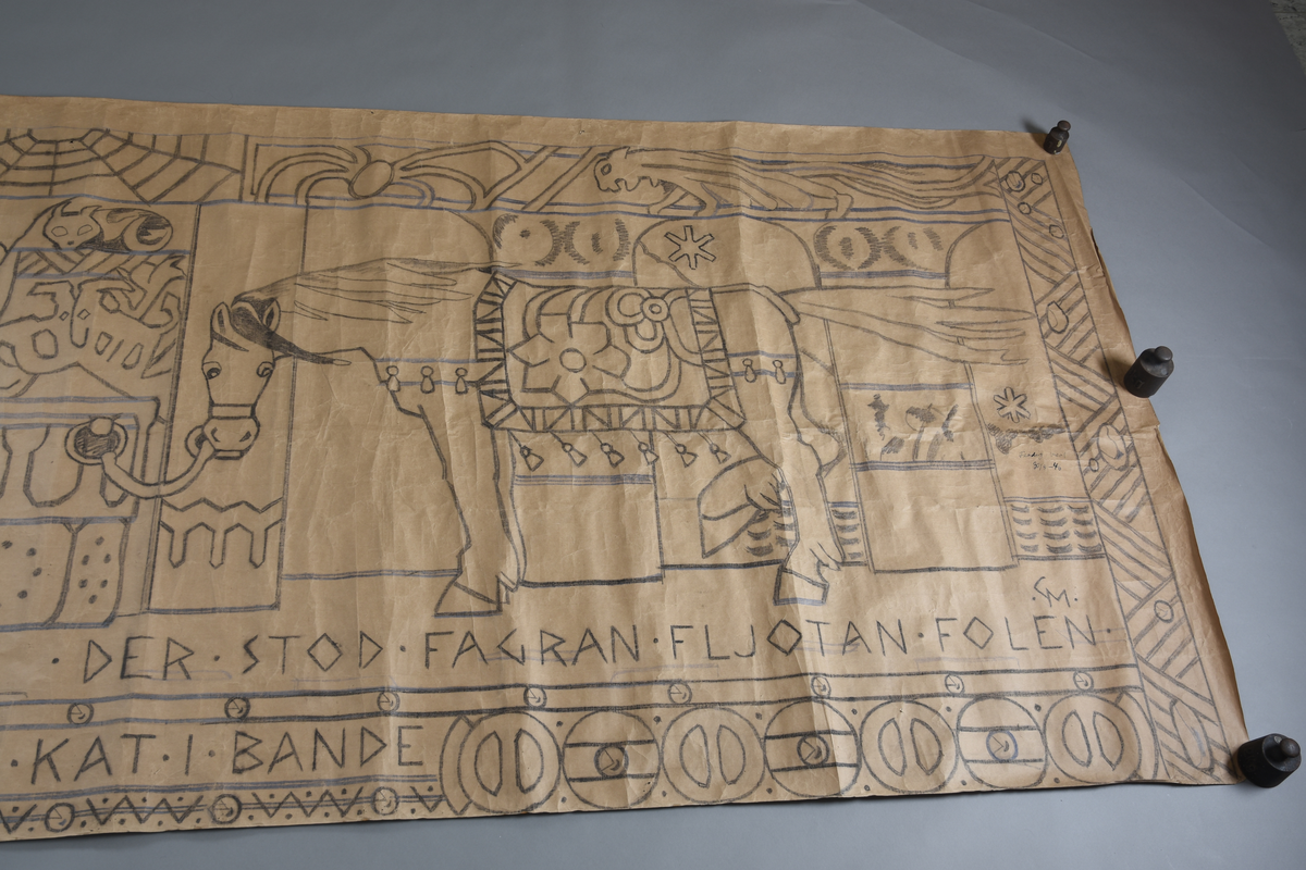 Motiv frå visa om Aasmund Frægdagjeva
Hovudmotiv: Fole med man og hale. Halen står rett ut bak som om folen står i sterk vind. Hestedekken med dekor. Blome og blomeornamentikk er hovudmotiv, dekkenet er kanta med ein bord med geometriske figurer. Bjøller heng frå buk og sele.  I bakgrunnen bak folen er det mur med bua opningar der landskap med nattehimmel kjem til syne i to av dei. Den tredje og siste bua opninga er større og har ei søyle på midten med dekor nedst. Folen er bunden frå grima til ei krok på ei halvvegg/mur. Over muren er det to brune bukkar som står mot kvarandre, katt på ein hylle over. Att med opninga til denne største bua er det ei vegg med dekor.. Golv med svart tekst.

Sidemotiv til venstre, eit felt med skrift øvst og dør under. Dør. Flekk foran døra.

Oppe: ei vannrett bord med edderkoppspinn, så ei bord med ei vevkjerring att med eit dyr/drakelignande skapning.
Nede: vannrett bord med tekst og dekor, så sirkelrunde figurer, skjold?

Kant rundt heile teppet, smalast på kortsidane.