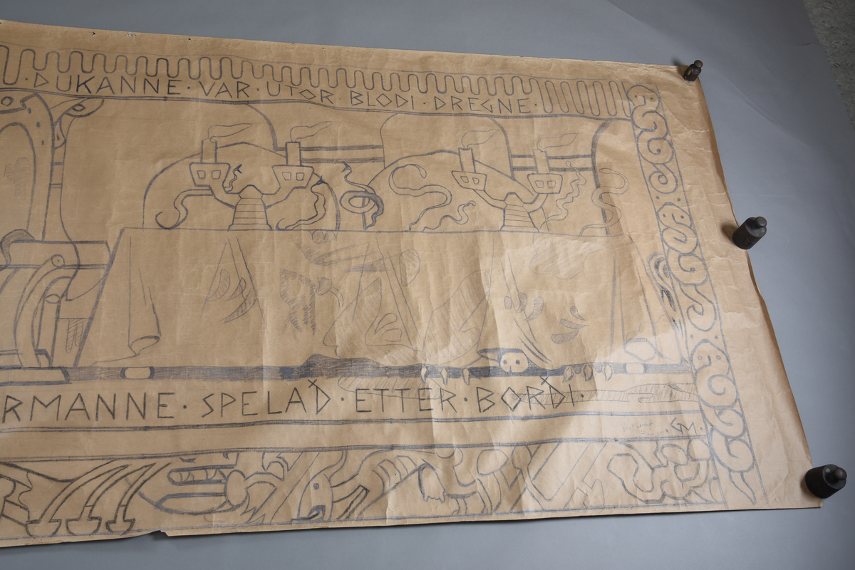 Motiv frå visa om Aasmund Frædegjeva
Hovudmotiv: duk med flekkar. To ljosestakar med detaljar med to kvite ljos i kvar stake med blafrande flamme. Ormar dansar på bordet. To stolryggar mot bakgrunn. Høgrygga stol med flekk ved enden av bordet. Orm henger over setet. Mellom duk og bord kjem det fram eit tryne med tre klør på kvar side. 
Sidemotiv: til høgre, loddrett bord med tre åmefigurer. På motsatt side av hovudmotivet, ein breidare loddrett bord med fleire figurar, mellom anna ein samankrølla åme. Heilt til venstre er det ein loddett bord. Att med den er det ein dør med jarn. Svart tekst over. 
Oppe: bord med slyng, svart tekst. 
Nede: Svart tekst på golv. Smal vannrett bord. Nederst ein vannrett bord med dyr og stenglar på sopp. Kant rundt heile teppet, smalast på kortendane.