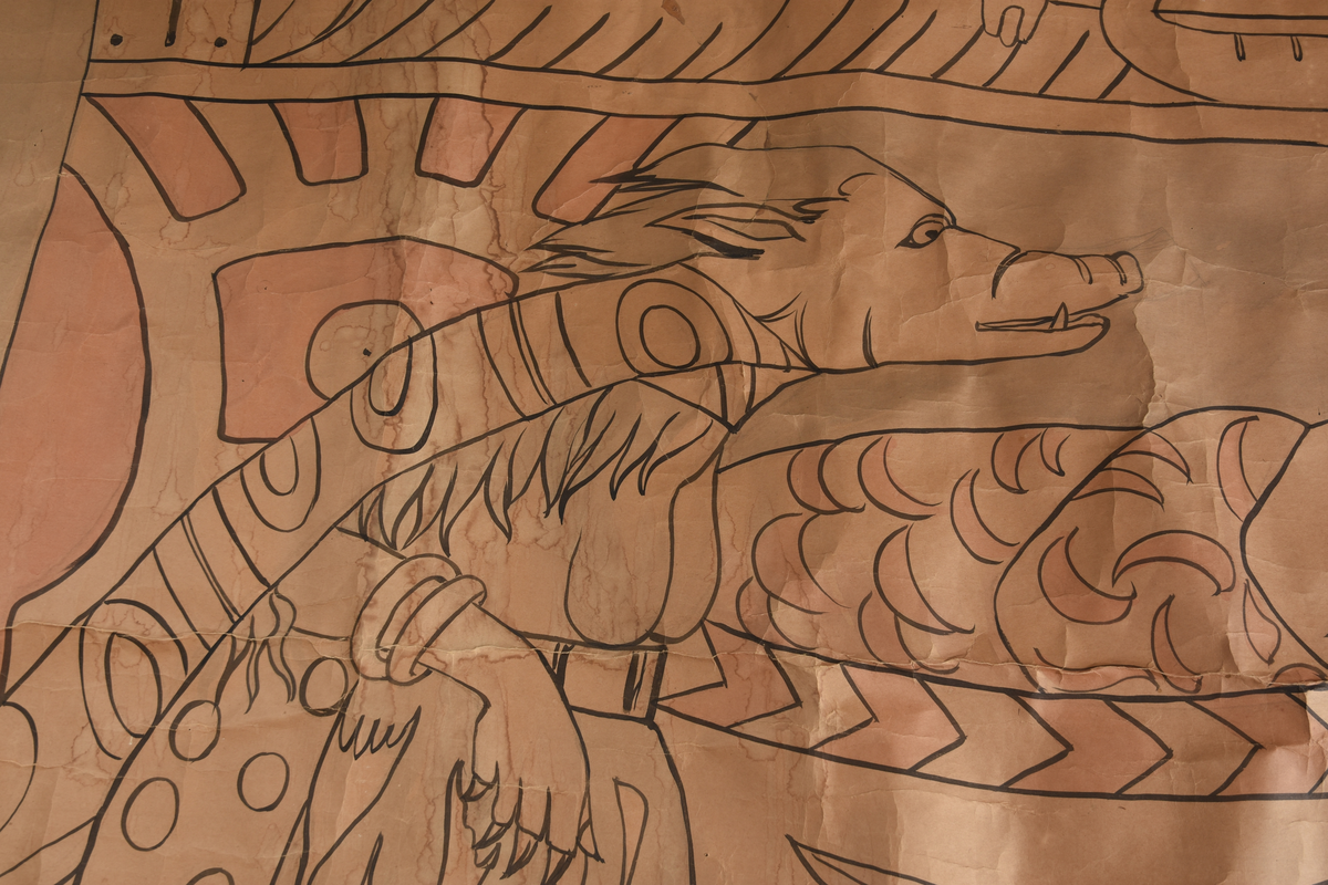 Motiv frå visa om Aasmund Frægdagjeva
Hovudmotiv: Trollskapning, kvinneskikkelse (Gygre) sterkt nuppete kropp. Nuppete grå kjole, mønster i skjørtekant. Grått hår. Cape med mønster fell nedetter ryggjen. To armringar. Klør og tryne som villgris. Mann med klede, høge sko, hjelm og sverd med flekkar i handa. Kvinne sit i ein stol/gøymer seg bak mannen, hun har kjole med dekorelement. Langt ljost hår og hjelm. Stolen har krosslignande dekor. Setet har detaljar. Bak dei er det to plassbygde senger som er oppreidd med dyne og pute. Dyna er kvit med detaljar, puten er berre kvit. Sengane er dekorerte med dekorelementer.
Sidemotiv: til venstre eit loddrett felt med svart tekst øvst. Ei dør med svart jarn midt i sidefeltet. 
Oppe:  vannrett bord med  5 dragar og eit vikingskip. 
Nede: vannrett bord - kan også tolkast som gulv i motivet med skrift. Sokkel under stolen med svart skrift på sida, kvit oppå. 
Heilt nedst på teppet er det ein vannrett bord med dekor av ormar og noko som kan tolkast som beslag/låser.