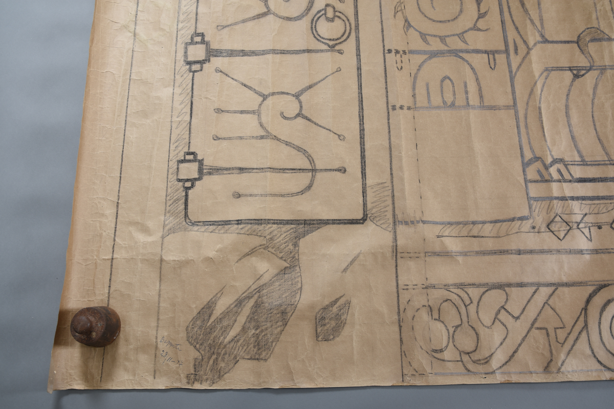 Motiv frå visa om Aasmund Frædegjeva
Hovudmotiv: duk med flekkar. To ljosestakar med detaljar med to kvite ljos i kvar stake med blafrande flamme. Ormar dansar på bordet. To stolryggar mot bakgrunn. Høgrygga stol med flekk ved enden av bordet. Orm henger over setet. Mellom duk og bord kjem det fram eit tryne med tre klør på kvar side. 
Sidemotiv: til høgre, loddrett bord med tre åmefigurer. På motsatt side av hovudmotivet, ein breidare loddrett bord med fleire figurar, mellom anna ein samankrølla åme. Heilt til venstre er det ein loddett bord. Att med den er det ein dør med jarn. Svart tekst over. 
Oppe: bord med slyng, svart tekst. 
Nede: Svart tekst på golv. Smal vannrett bord. Nederst ein vannrett bord med dyr og stenglar på sopp. Kant rundt heile teppet, smalast på kortendane.