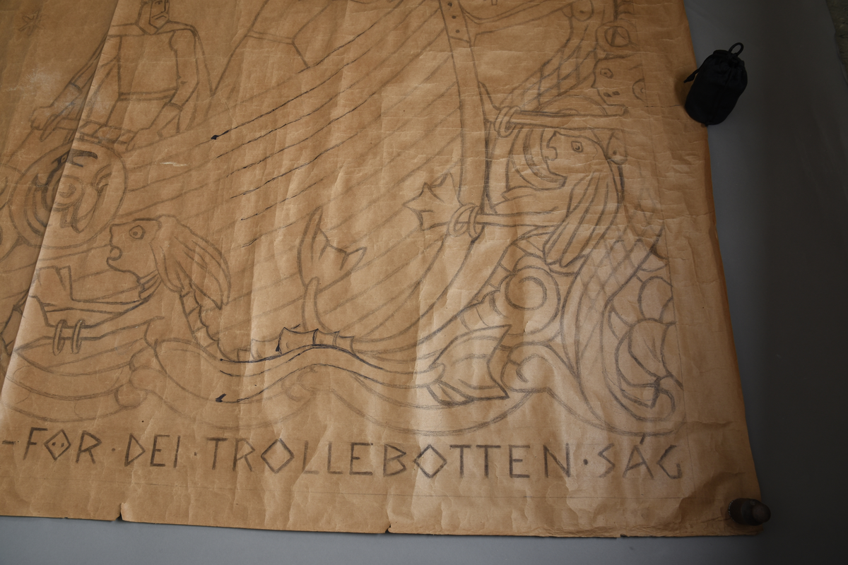 Motiv frå visa om Aasmund Frægdegjeva.
Hovudmotiv: Tre hærmenn, to av dei med kappe, ein i kjole i båt på sjøen. To kjempar med sverd, ein med spyd mot fire havfruar på sjøen. Sjø og himmelbakgrunn. På båtstripa fem skjold med dyremønster. Stor fugl på svart til venstre over båten.
Sidemotiv: 1) Dekorativ bord med mønster. 2) Tre kledde hærmenn går fra slott til båt. 3) Same som 1.
Oppe: Bord med tre flygande fuglar.
Nede: Tekst på hav.